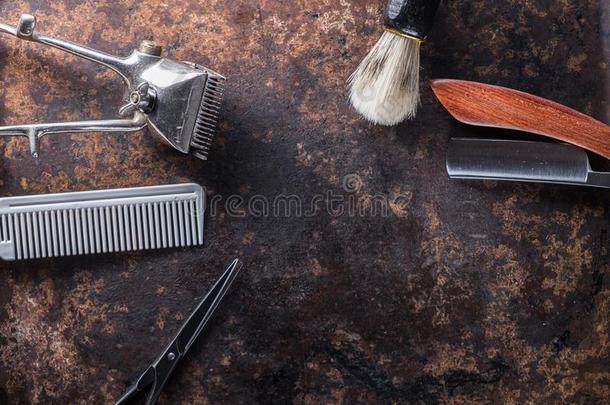 老的理发师工具向一老的美丽的生锈的表面