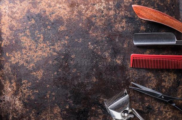 老的理发师工具向一老的美丽的生锈的表面