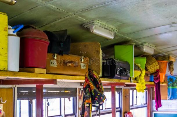 木制的板满的和乘客行李采用一nost一lgictr一采用