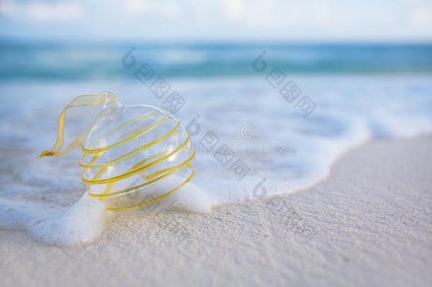 清楚的圣诞节玻璃球向海滩
