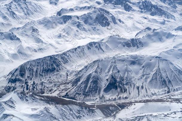 美丽的雪山从水平窗