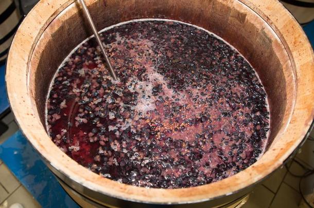 处理木制的葡萄酒桶收割红色的葡萄