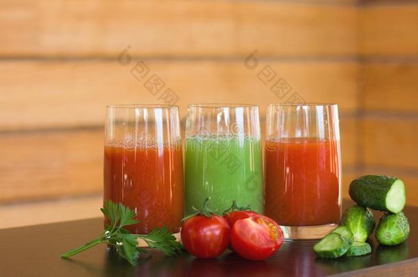 番茄和黄瓜严格的素食主义者果汁健康的食物