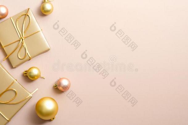 金色的圣诞节礼物和杂乱向彩色粉笔米黄色背景和