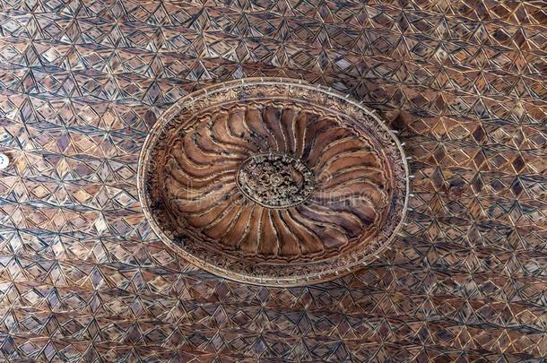 玫瑰花结木制的天花板.洛可可-方式木材雕刻.修道院关于