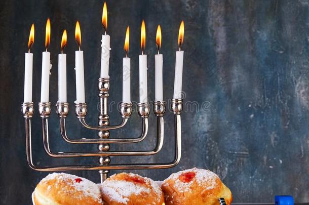 犹太人的假日光明节背景.一传统的盘是（be的三单形式甜的