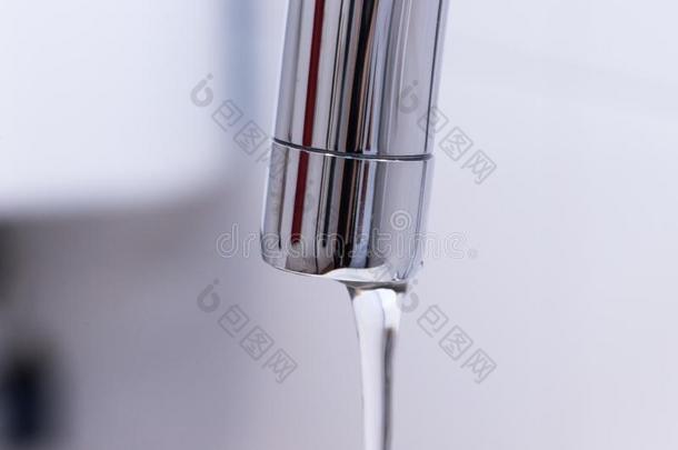 <strong>节约水</strong>:关在上面关于栓和清楚的,流动的水