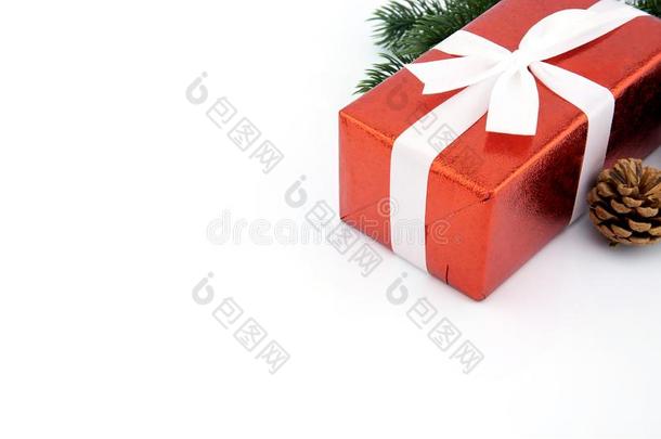 红色的赠品盒和松树和松树cone采用季节圣诞节和新的