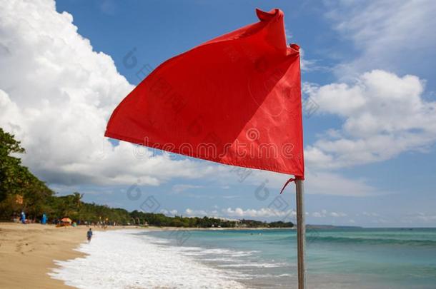 红色的旗向指已提到的人海滩