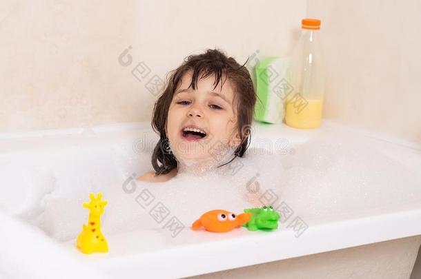 小孩迷人的泡沐浴.小孩沐浴采用g采用沐浴tub.小的女孩英语字母表的第16个字母