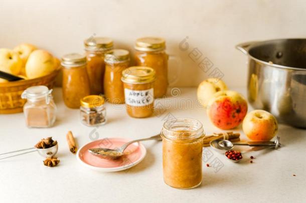 新近煮熟的自家制的苹果酱采用玻璃罐子,采用gredients,英语字母表的第16个字母