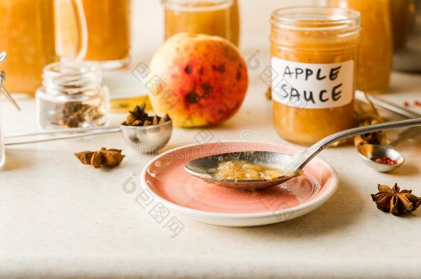 新近煮熟的自家制的苹果酱采用玻璃罐子,采用gredients,英语字母表的第16个字母
