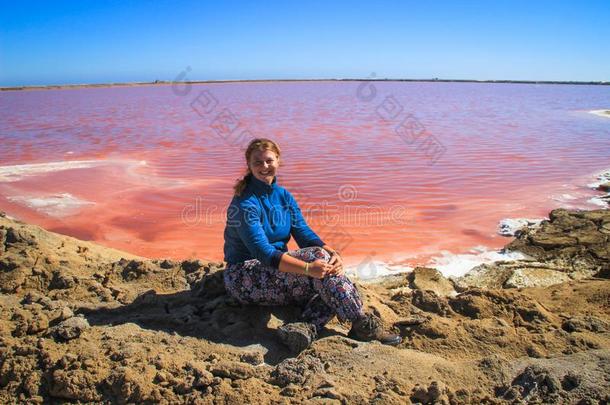 年幼的高加索人红色的-hai红色的女孩旅行支票背着背包徒步旅行的人向指已提到的人岸