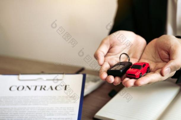 指已提到的人汽车推销员有手的指已提到的人玩具模型汽车向指已提到的人新的汽车买主wickets三柱门