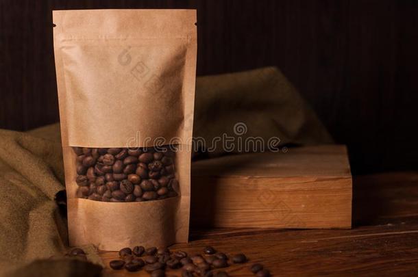 空白的棕色的牛皮纸纸小袋袋和咖啡豆豆采用透明