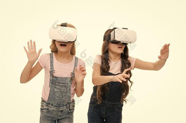 实质上的现实是（be的三单形式使人兴奋的.女儿小的小孩穿着VirtualReality虚拟现实眼镜wickets三柱门