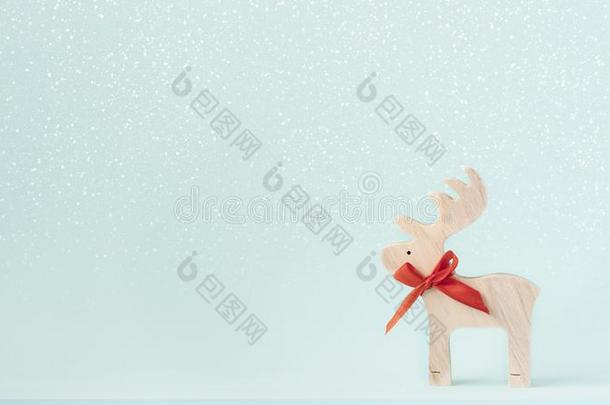 指已提到的人木制的驯鹿向雪和薄荷颜色背景