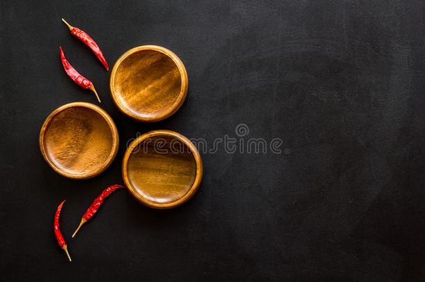 亚洲人烹饪观念.木制的保龄球和红辣椒胡椒向黑的波黑
