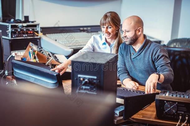 歌手或艺术家和声音工程师w或k采用g采用指已提到的人工作室