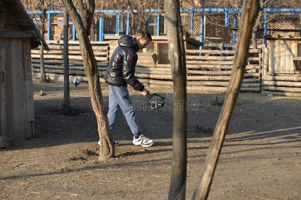 指已提到的人家伙指已提到的人摄影师跑后的指已提到的人鸡和1幼苗它向