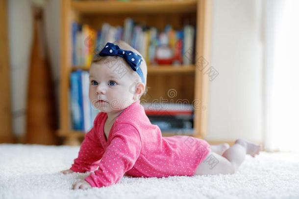 肖像关于小的极小的婴儿女孩关于5月在室内在家