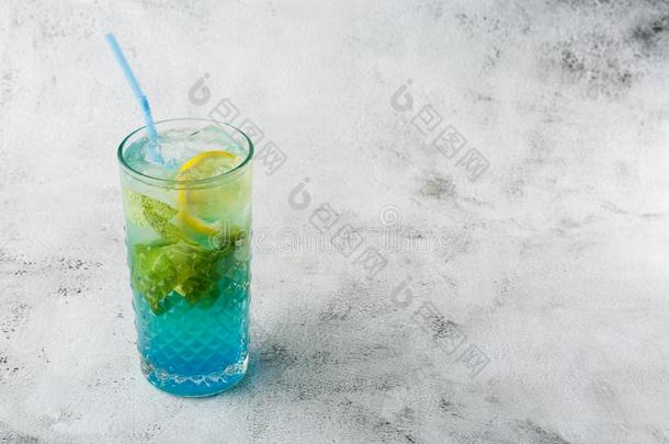 蓝色鸡尾酒和冰立方形的东西和sl冰s关于柠檬和酸橙.蓝色