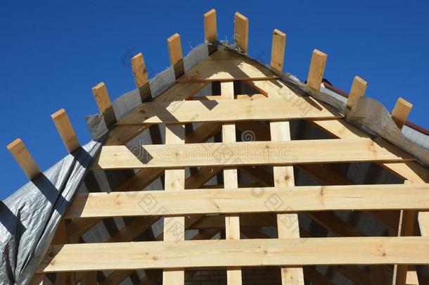 屋顶盖法建筑物房屋和木制的梁,一捆,<strong>屋檐</strong>