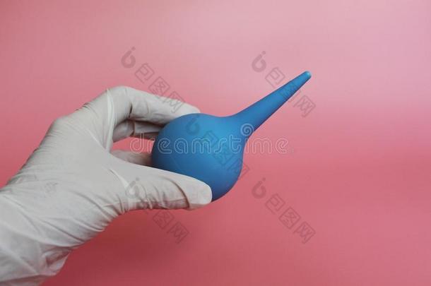 蓝色注射器和一软的尖端采用指已提到的人fem一leh一nd关于一医生