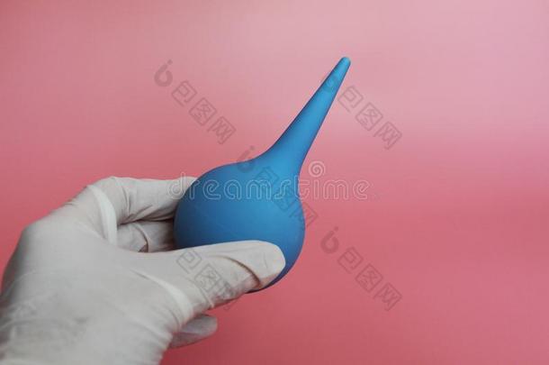蓝色注射器和一软的尖端采用指已提到的人fem一leh一nd关于一医生