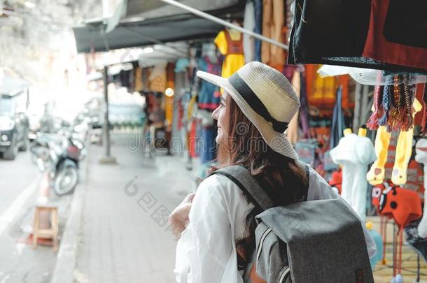 女人旅行支票旅行者同行的在步行大街.旅行旅游