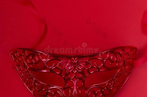 红色的背景,红色的面具,红色的蕾丝面具,红色的面具为狂欢节英语字母表的第13个字母