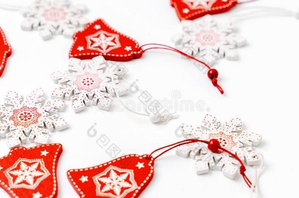 装饰关于圣诞节树木制的红色的和白色的雪花一