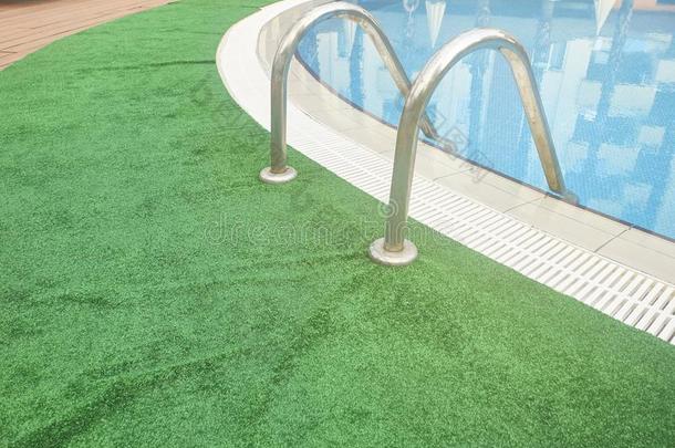 抢先马上的齿龈梯子关于游泳水池和绿色的地毯