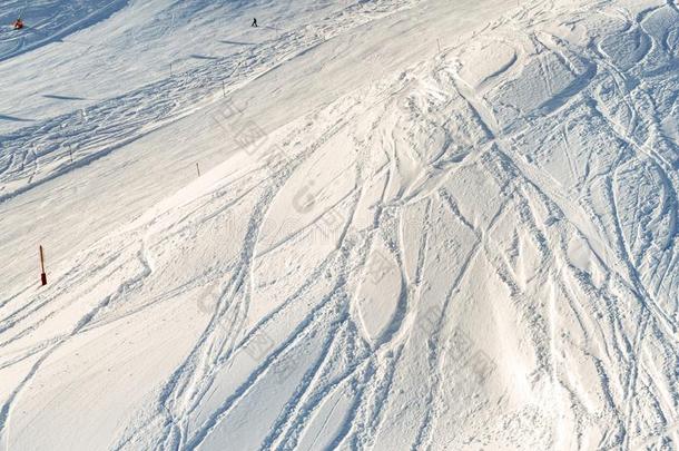 下雪的抽象的从落下-滑雪道滑雪后退和滑雪和滑雪板