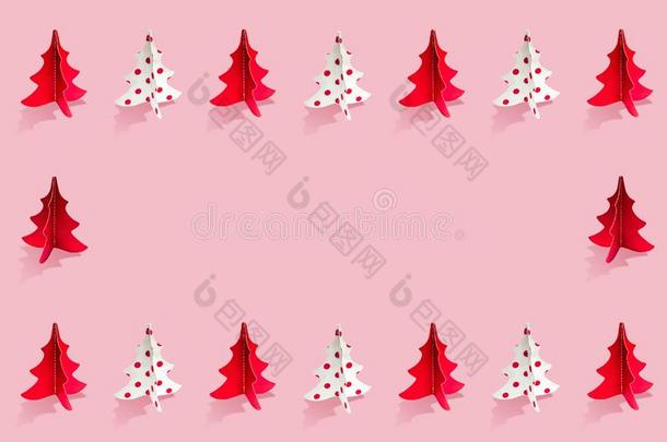 圣诞节树红色的,白色的,红色的点颜色和阴影向光粉红色的