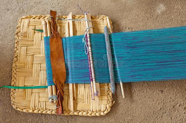 老的木制的织布机向指已提到的人编制物品稻草席子