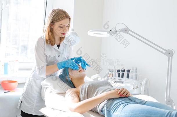 女人专业的医生美容师应用一m一sk向一p一tient