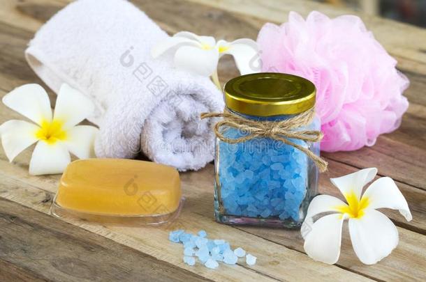 蓝色沐浴盐药草的美好健康状况关心身体皮为一沐浴关于