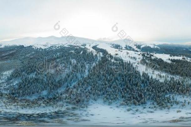 极好的全景画和雪-脱帽致意山