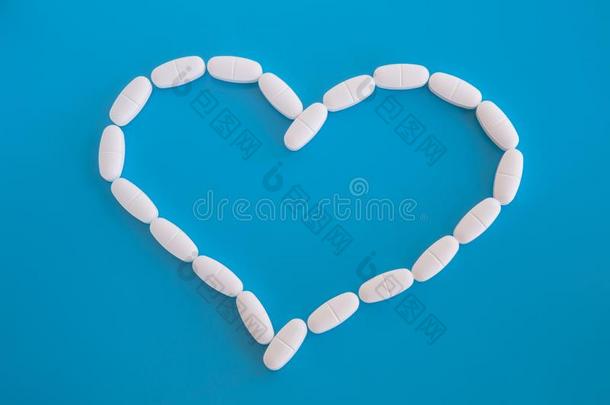 白色的药丸关于营养的增补钙,镁采用异己酮中提取的丙酮