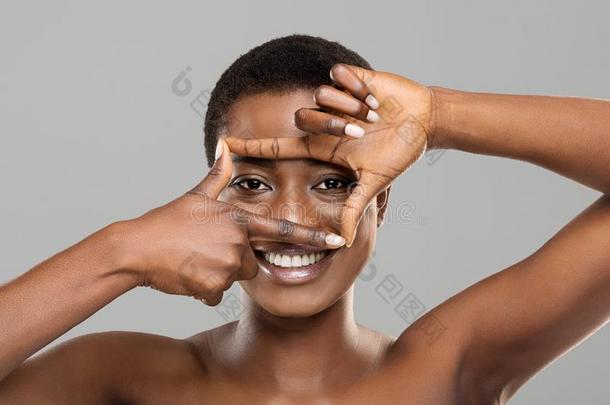 有魅力的非洲式发型女人<strong>构架</strong>她美丽的眼睛和手指