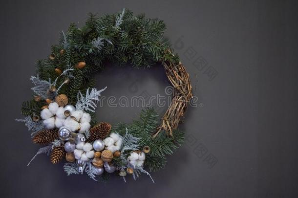圣诞节花环关于藤本植物装饰和冷杉树枝,圣诞节