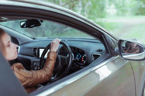 女人采用夏秋driv采用g汽车,立刻-手驾驶,左边的-手
