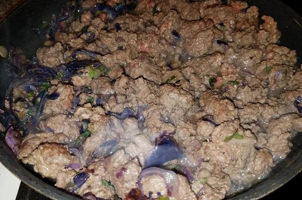 地面火鸡和甘蓝采用fry采用g平底锅或煎锅