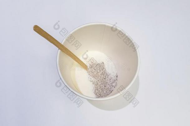 颗粒状的咖啡豆和奶粉采用尤指装食品或液体的)硬纸盒杯子