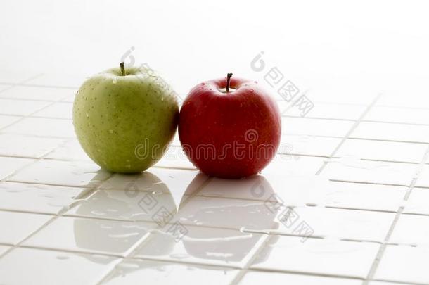 影像关于对采用日本人苹果,绿色的苹果和红色的苹果