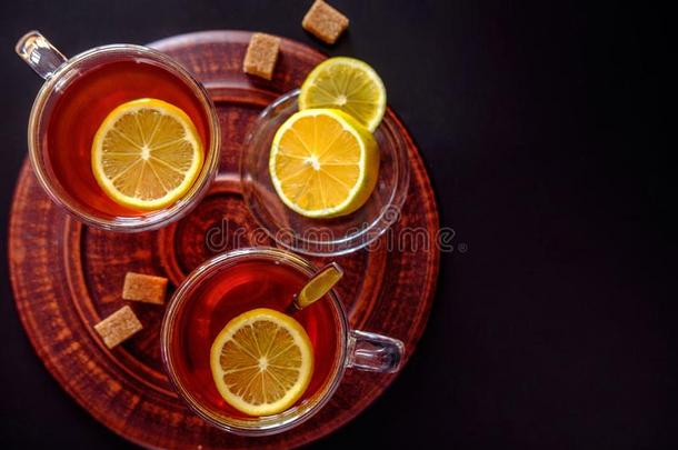 热杯子关于黑的茶水和柠檬顶看法