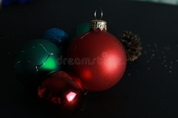 圣诞节树玩具向一bl一ckb一ckground和sp一rkles.