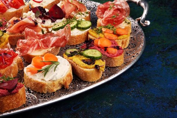各式各样的意大利烤面包片和各种各样的配品.促进食欲的意大利烤面包片
