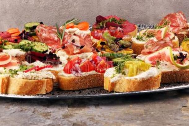 各式各样的意大利烤面包片和各种各样的配品.促进食欲的意大利烤面包片